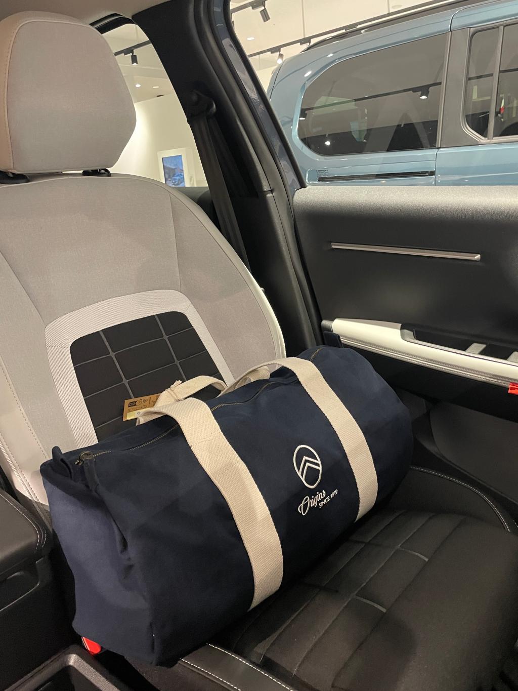 CITROËN ORIGINS BLEU DUFFEL BAG のご紹介👜