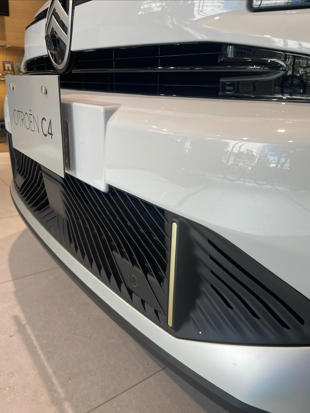 【NEW C4 MAX HYBRID展示中】デザインに着目！